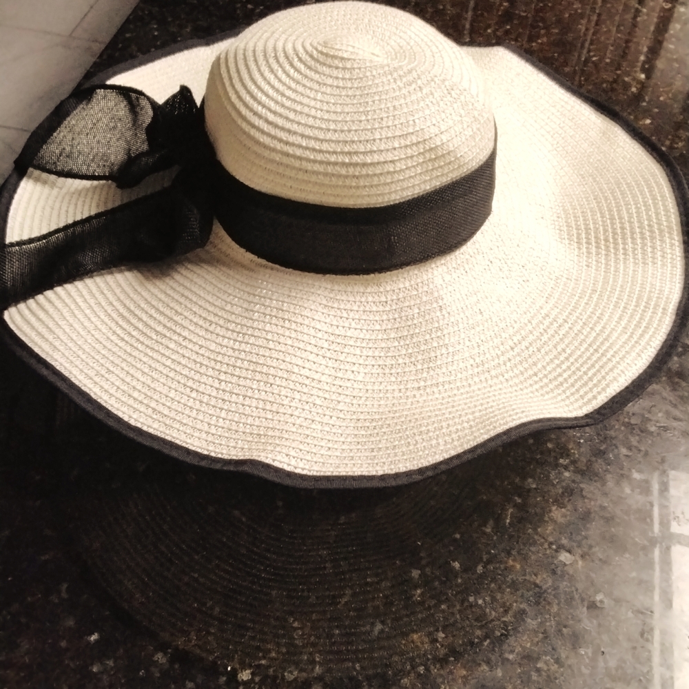 Women's Wide Brim Floppy  Hat - NWOT - Picture 2 of 7